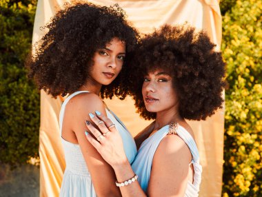 Bir etkinlikte doğal kozmetik makyajlı kadın arkadaşlarının doğa, güzellik ve portresi. Kozmetik, organik ve kız modelleri Porto Riko 'dan lüks bir parkta veya süslü bir partide.