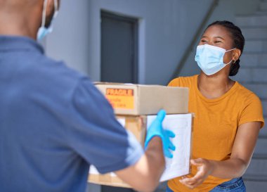 Lojistik, tedarik zinciri ve ekommerce ürünleri için ön kapıda güvenlik makbuzu takılı teslimat kutusu, nakliye ve mutlu müşteri. Siyahi kadın ve kurye servis elemanı paket..