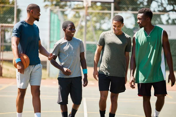 Spor Sahasında Takım Yürüyüşü Basketbol Sohbet Sağlıklı Egzersiz Sağlık Eğitimi — Stok fotoğraf