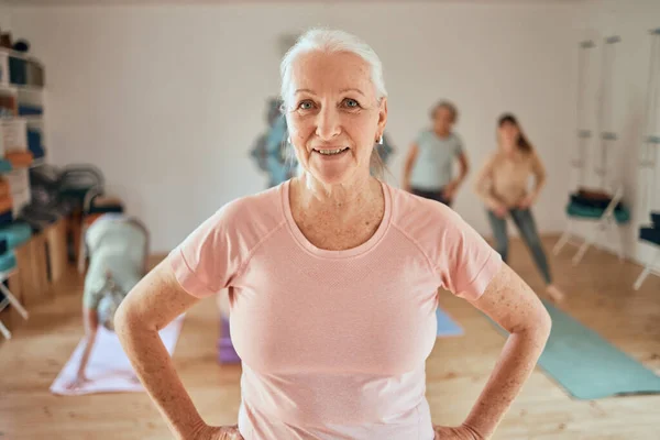 Portræt Senior Kvinde Yoga Klasse Wellness Coach Motion Sund Livsstil - Stock-foto