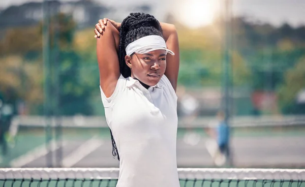 打网球和伸展身体的女性 在体育竞赛 比赛或训练中具有专注 动力和锻炼的能力 网球场上的黑人女运动员进行热身运动以获得运动能力 — 图库照片