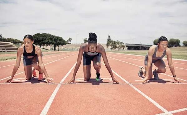 Mujeres Corredoras Iniciadoras Carrera Entrenamientos Fitness Pista Deportiva Corriendo Listas —  Fotos de Stock
