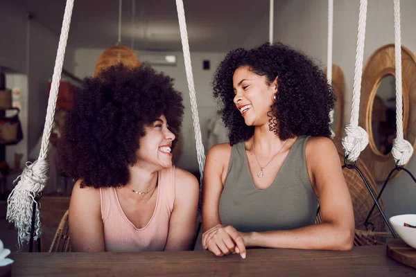Conversación Amigos Felices Sonreír Charlar Escuchar Juntos Cafetería Mujer Negra —  Fotos de Stock