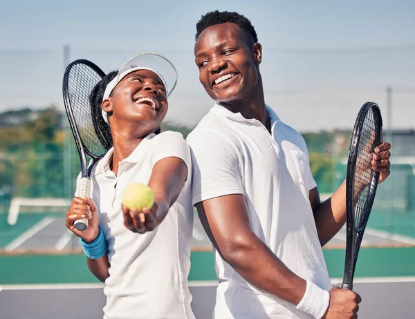 网球和黑人夫妇在球场上准备比赛 比赛和户外运动 高质量的时间和快乐的男人和女人 为了健身 锻炼和锻炼而吵吵嚷嚷 — 图库照片