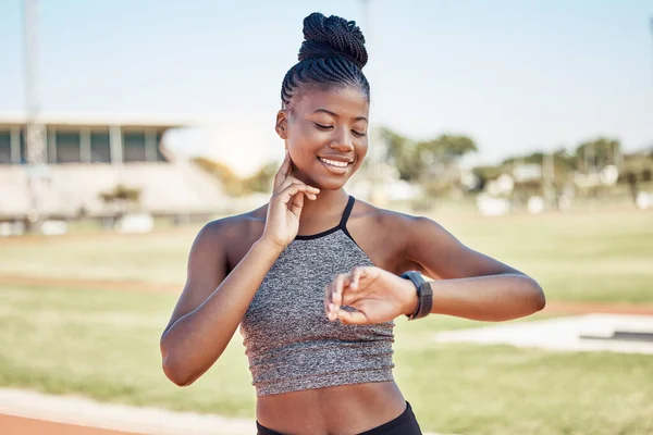 Γυμναστική Smartwatch Και Καρδιακό Ρυθμό Μαύρη Γυναίκα Που Τρέχει Στίβο — Φωτογραφία Αρχείου