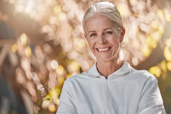 Oudere Vrouw Portret Glimlach Natuur Voor Een Gelukkig Pensioen Ontspannen — Stockfoto