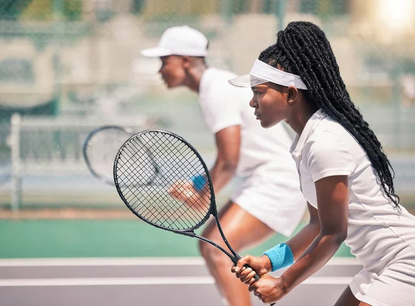 Tennis Mannschaftssport Und Schwarze Frau Mit Partner Auf Dem Platz — Stockfoto