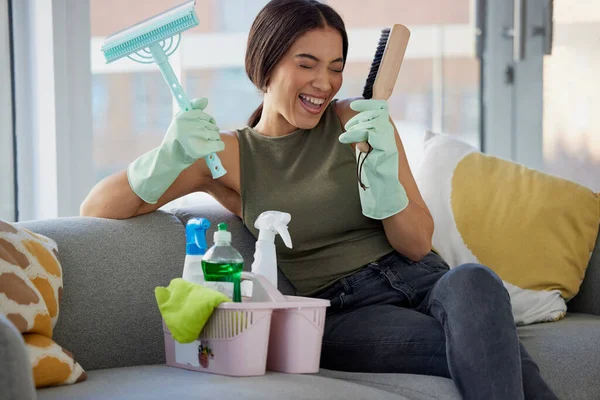 Limpieza Tareas Domésticas Mujer Cantando Sofá Con Sonrisa Detergente Feliz —  Fotos de Stock
