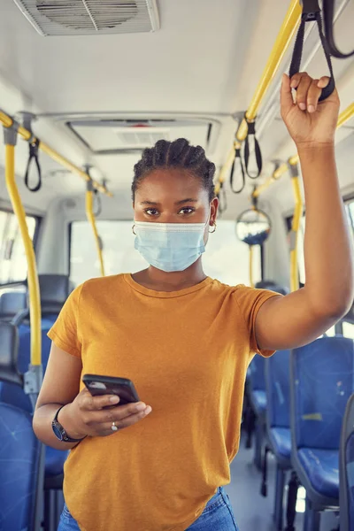 대중교통 핸드폰을 건강을 여행하는 마스크를 착용하고 대화와 일정을 스마트폰을 다니는 — 스톡 사진