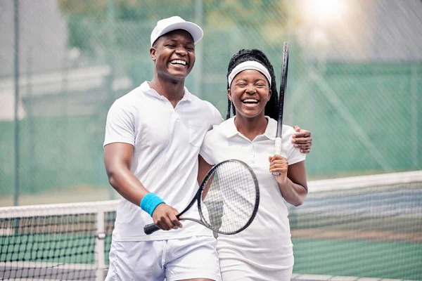 网球和快乐的微笑 健身和赛后体育训练 户外运动和练习 黑人男子 女子和运动员在网球场上的结合 快乐和体育锻炼 — 图库照片