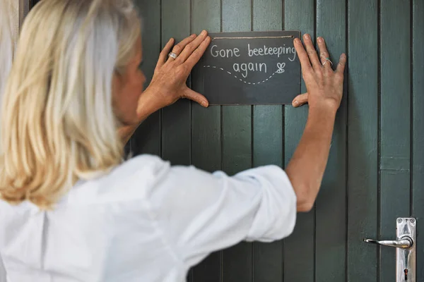Hands Sign Beekeeping Woman Farmer Hanging Note Her Door Leaving — Stock Photo, Image