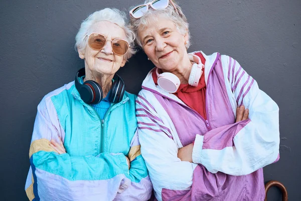 Porträt Mode Und Freunde Mit Einem Älteren Frauenpaar Das Freien — Stockfoto
