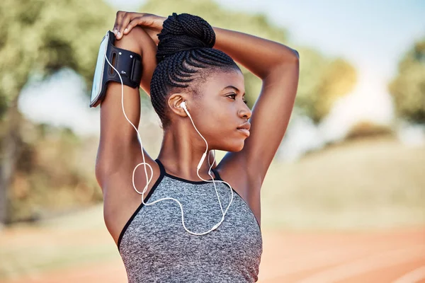여자가 달리기를 위하여 옥외에서 이어폰 음악을 성취도의 동기가 흉부외과의 — 스톡 사진