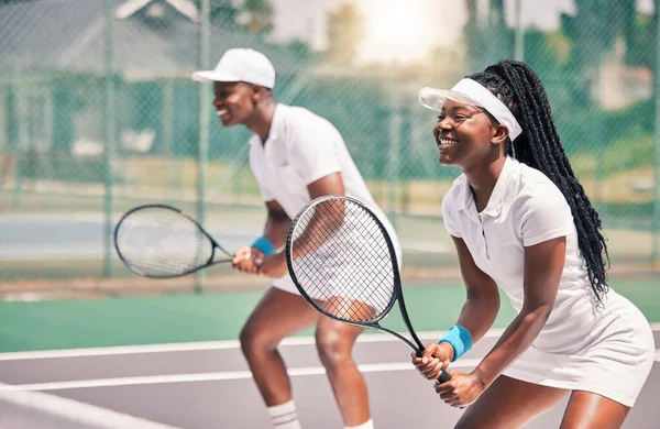 运动和与一名黑人女子的比赛 以及双打搭档一起在室外场地上玩游戏 男子和女子网球运动员在体育场地的健身 团队和锻炼 — 图库照片