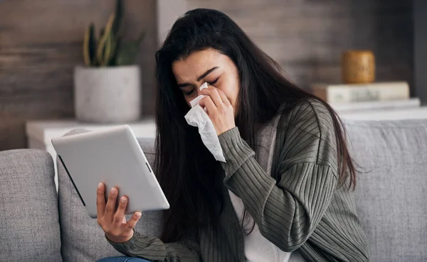 Tabletka Smutna Płacząca Kobietą Rozmowie Wideo Lub Czytającą Ebooka Kanapie — Zdjęcie stockowe