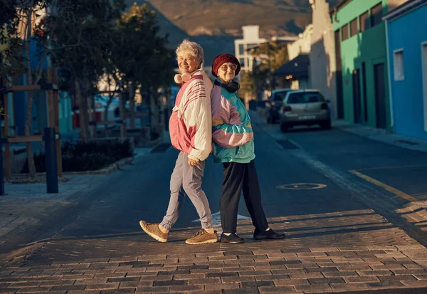 Seniorin Urbane Mode Und Zusammen Der Straße Für Porträt Freundschaft — Stockfoto