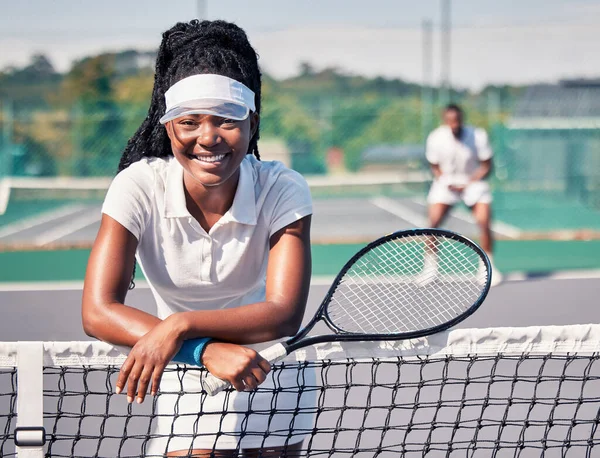 黑人女性和在室外网球场放松身心 以获得健康 健康的运动或锻炼的肖像 运动员的个性 训练的心态和健康的网球运动员在网球场上笑着休息 — 图库照片