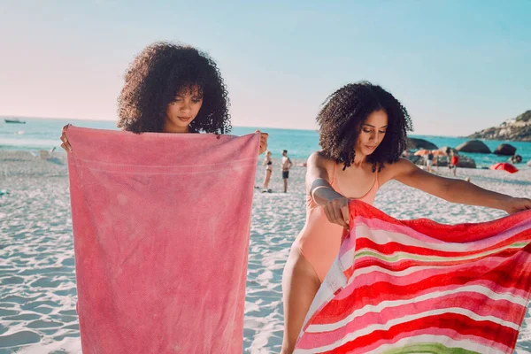 Vrouw Vrienden Strandlaken Ontspannen Het Zand Tijdens Zomervakantie Vakantie Samen — Stockfoto