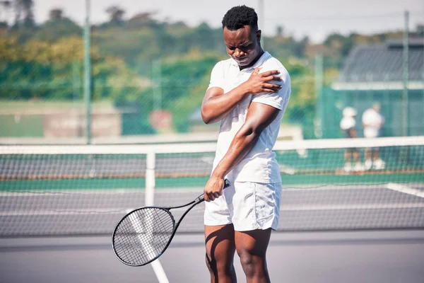トレーニング後 スポーツ テニス 腕の痛みは 屋外で試合や試合 ヘルスケア テニスプレーヤー 運動やワークアウト後の筋肉痛や炎症を持つ負傷黒人男性またはアスリート — ストック写真