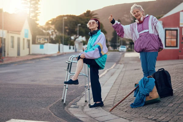 Carona Deficiência Viajar Com Amigos Seniores Uma Esquina Procura Uma — Fotografia de Stock