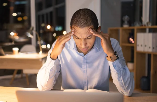 Stress Dor Cabeça Laptop Com Homem Negócios Noite Para Prazo — Fotografia de Stock