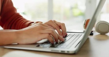 Kadın, eller ve dizüstü bilgisayarda çalışmak için daktilo, sosyal medya ve internette araştırma yapma teklifi. Kadın öğrenci, klavye ve yaratıcı kullanım interneti yenilik, iş teklifi ve kulaklıklar için