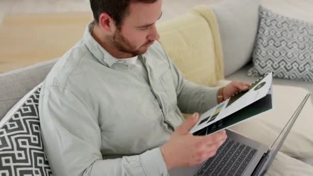Pracownik Finansowy Pracujący Domu Korzystający Dokumentu Finansowego Laptopa Łącza Sieciowego — Wideo stockowe