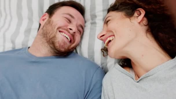 Szerelem Boldog Pár Szelfi Ágyon Hálószobában Otthon Kötődés Vagy Szeretet — Stock videók