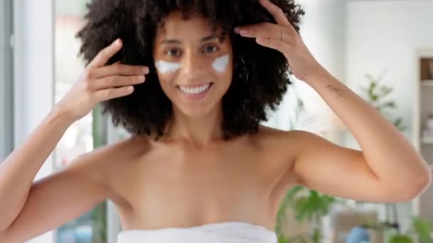 Máscara Facial Creme Mulher Negra Feliz Com Beleza Pele Bem — Vídeo de Stock