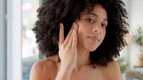 Huidverzorging Gezicht Vrouw Badkamer Voor Schoonheid Gezicht Reiniging Gelukkig Ontspannen — Stockvideo