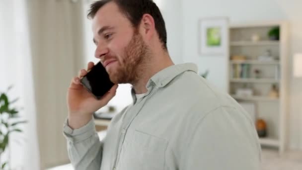 通信和男人在手机上兴奋地在房子的客厅里建立联系 交易和赢者 联系人 联系人和打电话的人 带着微笑等待好消息 — 图库视频影像