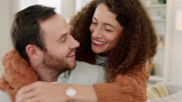 Cuplu Îmbrățișare Dragoste Acasă Fericit Relaxați Grijă Într Cameră Zâmbet — Videoclip de stoc