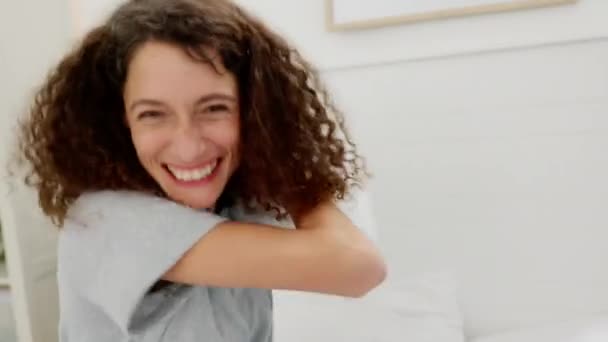 Feliz Mulher Travesseiro Luta Jogando Quarto Para Diversão Alegre Jogo — Vídeo de Stock