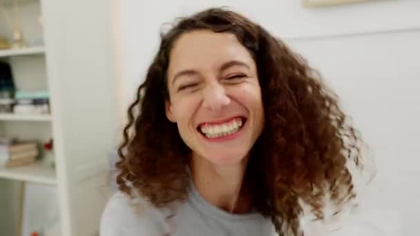 Szczęśliwy Kobieta Uśmiech Gra Walce Poduszki Dla Radości Zabawy Lub — Wideo stockowe