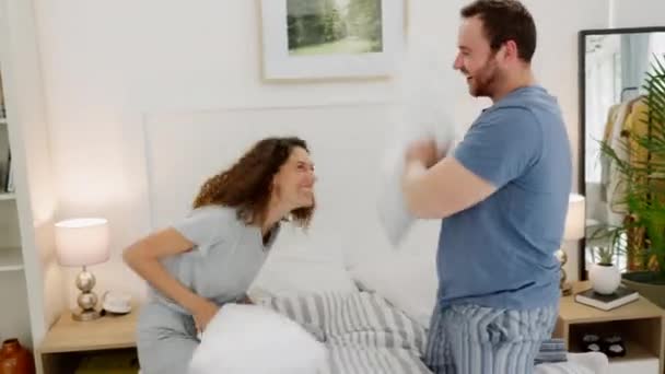 Lustig Lachend Und Kissenschlacht Mit Einem Paar Das Morgens Gemeinsam — Stockvideo