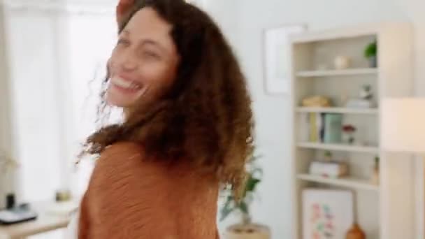 Gelukkig Vrouw Glimlach Voor Grappig Dansen Genieten Van Vrije Tijd — Stockvideo