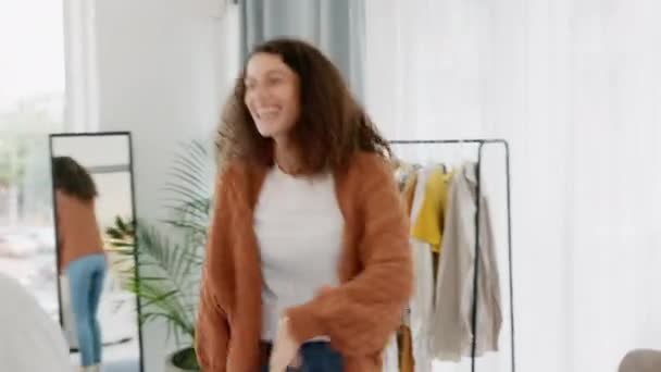 Glückliches Tanzendes Paar Zusammen Hause Und Lächeln Für Liebe Lachen — Stockvideo
