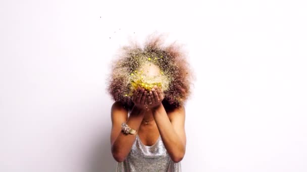 Femme Noire Afro Confettis Fête Événement Nouvel Sur Fond Studio — Video