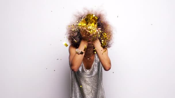 Portrait Studio Femme Noire Soufflant Des Confettis Pour Une Fête — Video