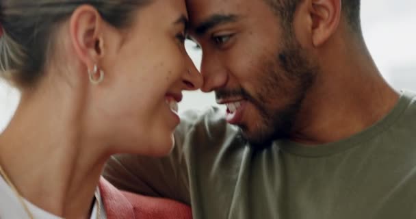 Communicatie Interraciale Koppel Liefde Met Knuffel Voor Intieme Communicatie Met — Stockvideo