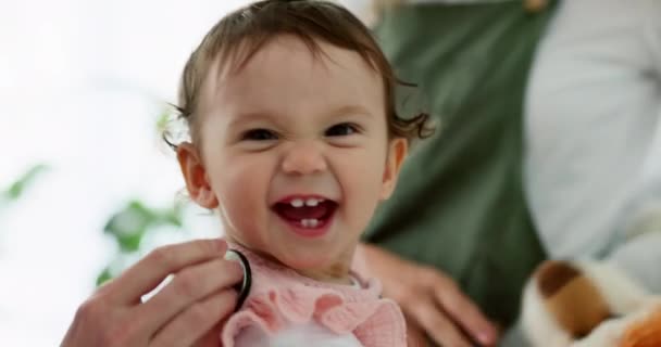 Pediatra Médico Familia Que Consulta Bebé Niño Paciente Joven Con — Vídeos de Stock