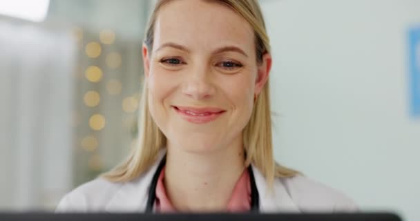 Laptop Šťastný Lékař Čtení Mailu Poradně Nadšený Dobré Zprávy Inovace — Stock video