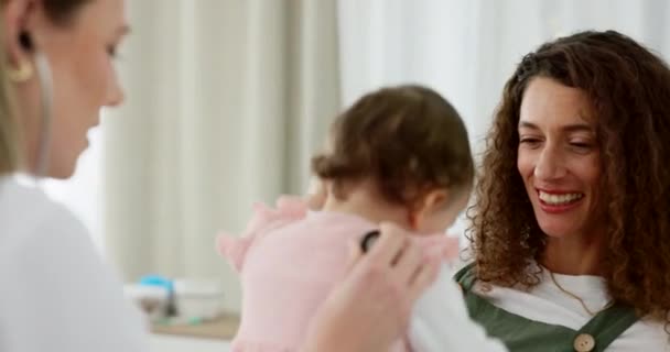 Mor Barn Och Läkare Med Glad Och Skratta För Att — Stockvideo