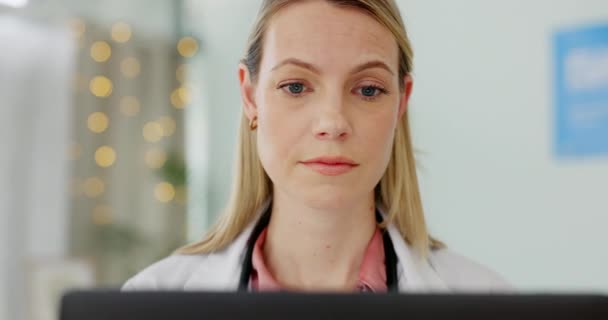オンライン科学報告書から新しい医療情報のためのコンピュータに関する医師の読書医療研究 電子メールや病院のデジタルデータベースをチェックする技術 労働者 — ストック動画
