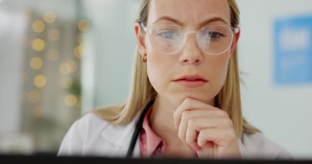 Doutor Pesquisa Mulher Sala Consulta Lendo Artigo Line Sobre Medicina — Vídeo de Stock
