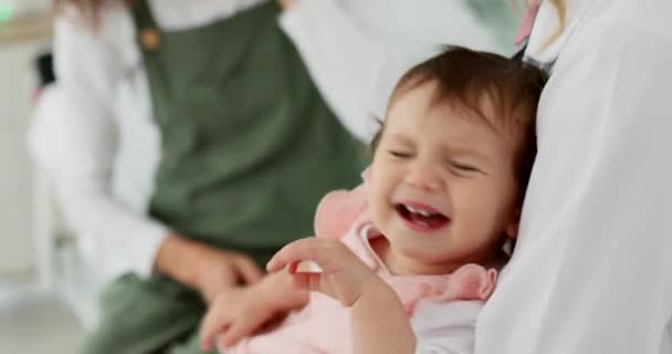Μωρό Κλαίει Και Φοβάται Στο Γιατρό Για Ραντεβού Υγειονομικής Περίθαλψης — Αρχείο Βίντεο