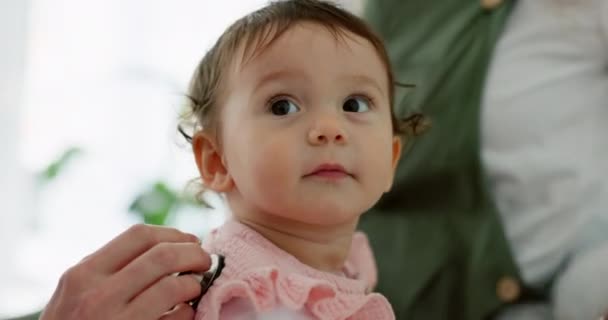 Pediatra Bebé Atención Médica Con Médico Sosteniendo Estetoscopio Para Revisar — Vídeos de Stock