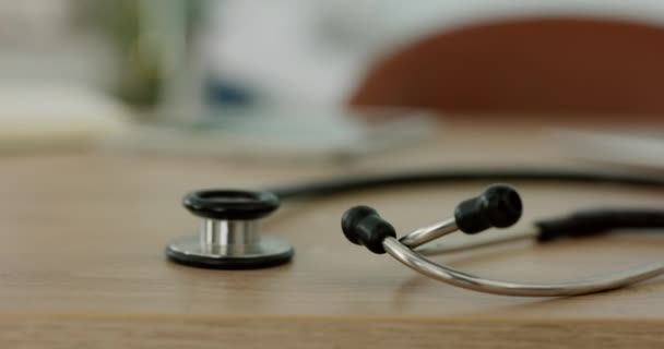 Stetoskop Stół Lub Sprzęt Medyczny Pustym Biurze Badań Kardiologicznych Testów — Wideo stockowe