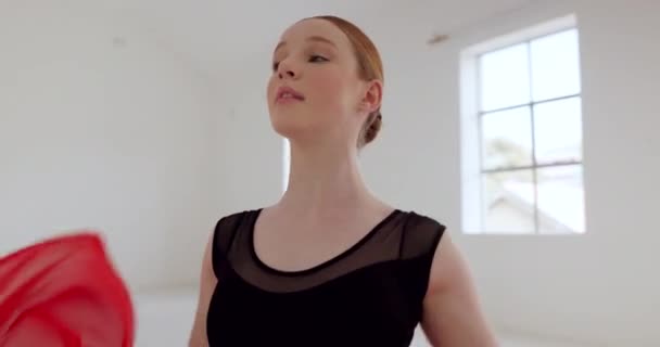 Actuación Mujer Ballet Danza Tela Tela Roja Material Para Concierto — Vídeos de Stock