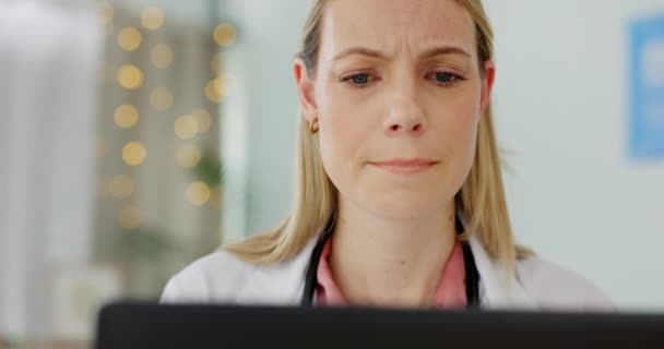 ラップトップ 医師は 陰性の検査結果 またはオフィスでのまれな病気の診断を心配しています 医学思考の女性 オンラインチャートをチェックし 医療問題を見つける — ストック動画